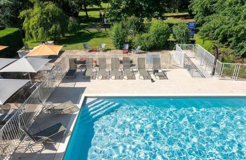 Sennece-les-Macon Hotel | Comfortable Stay at Novotel Macon Nord with Pool & Ocean View