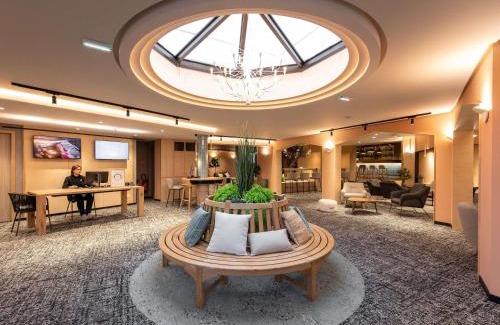 Sennece-les-Macon Hotel | Comfortable Stay at Novotel Macon Nord with Pool & Ocean View
