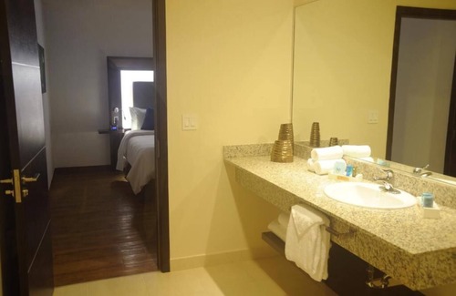 El Cangrejo Hotel | Discover Novotel Panama City: 4-Star Comfort Awaits