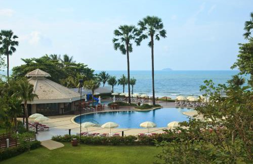 Chakphong Hotel | Relax at Novotel Rayong Rim Pae Resort with Ocean Views