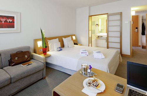 Reading City Centre Hotel | Prime Stay at Novotel Reading Centre with Pool & Spa