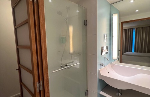 Reading City Centre Hotel | Prime Stay at Novotel Reading Centre with Pool & Spa