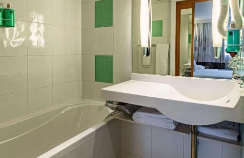 Muire - Haubette Hotel | Comfortable Stay at Novotel Reims Tinqueux with Pool & Ocean View