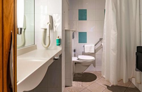 Muire - Haubette Hotel | Comfortable Stay at Novotel Reims Tinqueux with Pool & Ocean View