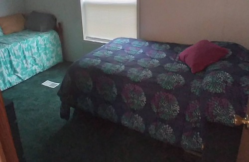 Santa Fe House | Cozy 2 Bed Retreat with River Views and Spa Amenities