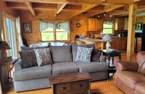 Bristol Cabin | Book Your Pet-Friendly Retreat with Breathtaking Views!