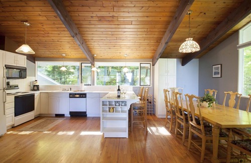 Stratton Mountain House | Spacious 6-Bedroom Retreat with Spa and Pet-Friendly Perks