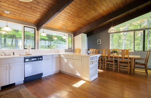 Stratton Mountain House | Spacious 6-Bedroom Retreat with Spa and Pet-Friendly Perks