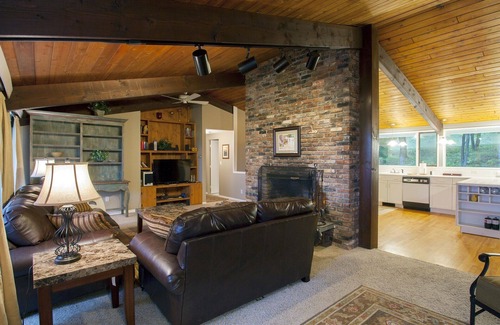 Stratton Mountain House | Spacious 6-Bedroom Retreat with Spa and Pet-Friendly Perks