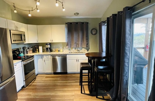 Healy Cottage | Book Your Stay at The Cottage at Dry Creek - Lake View Awaits!