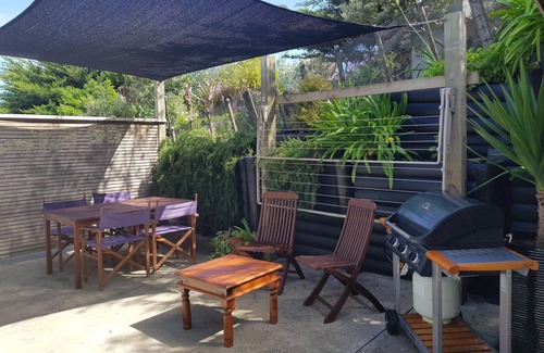 Waitarere Beach House | Cozy 2-Bedroom Bach with Unlimited Fiber Broadband