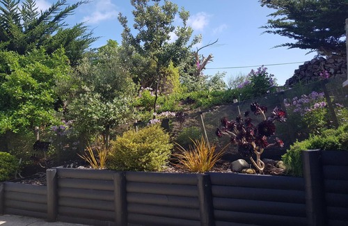 Waitarere Beach House | Cozy 2-Bedroom Bach with Unlimited Fiber Broadband