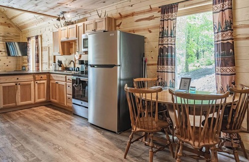 Lancaster Cabin | Budget-Friendly Blackberry Bramble with Hot Tub & Fire Pit
