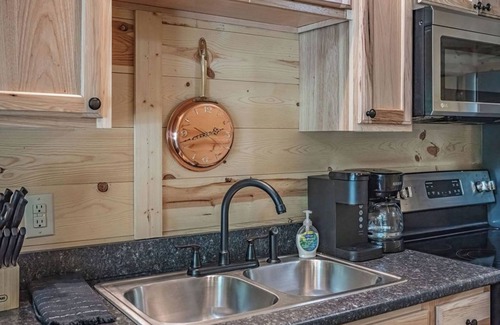 Lancaster Cabin | Budget-Friendly Blackberry Bramble with Hot Tub & Fire Pit