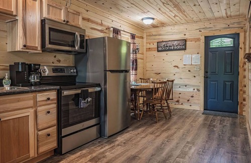 Lancaster Cabin | Budget-Friendly Blackberry Bramble with Hot Tub & Fire Pit