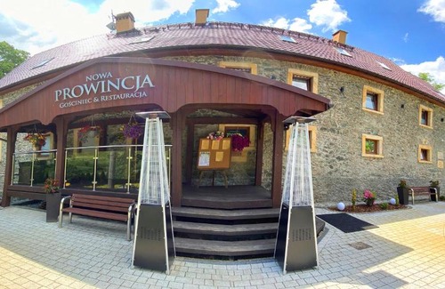 Jezow Sudecki Apartment | Discover Nowa Prowansja: 4-Star Getaway with Hot Tub!