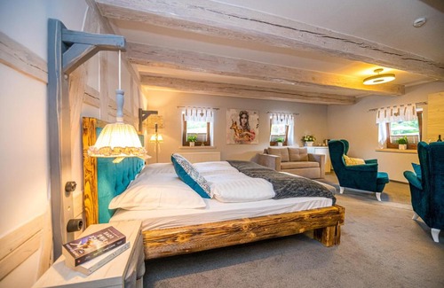 Jezow Sudecki Apartment | Discover Nowa Prowansja: 4-Star Getaway with Hot Tub!