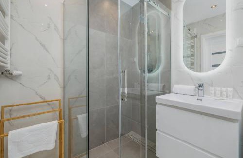 Gliwice Apartment | Nowoczesny Apartament w Gliwicach z Umeblowanym Balkonem by Noclegi Renters