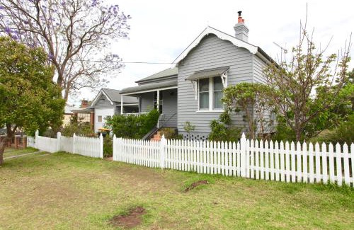 Nowra House | Beautiful Nowra Getaway with Hot Tub & Breakfast Included