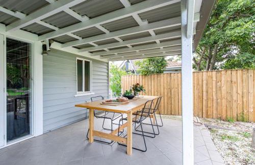 Nowra House | Beautiful Nowra Getaway with Hot Tub & Breakfast Included