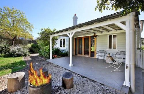 Nowra House | Beautiful Nowra Getaway with Hot Tub & Breakfast Included