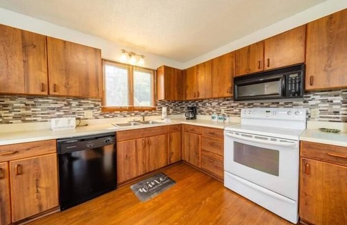 Davis House | Scenic Retreat: Lake View, Hot Tub & Pet-Friendly Stay!