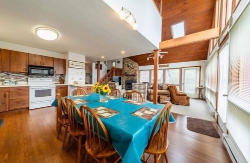 Davis House | Scenic Retreat: Lake View, Hot Tub & Pet-Friendly Stay!
