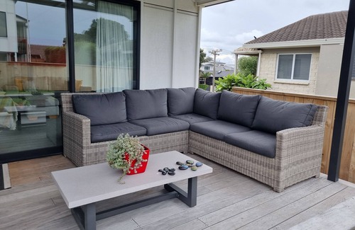 Omanu House | Relax by the Pool and Spa, Steps from the Beach