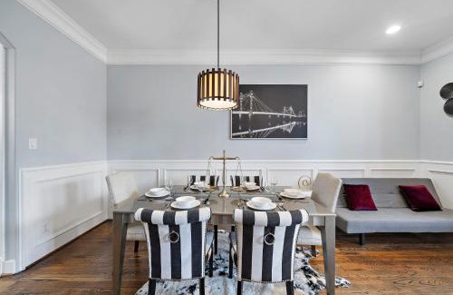 Houston Heights House | Pet Friendly Retreat in Montrose - 4-Star Excellence Awaits