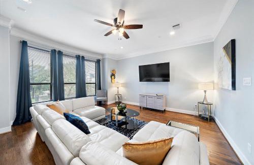 Houston Heights House | Pet Friendly Retreat in Montrose - 4-Star Excellence Awaits
