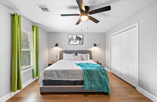 MacGregor Apartment | Convenient Stay Near Medical Center with Family-Friendly Perks