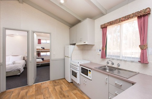 Mildura Cabin | Explore NRMA Mildura Riverside Holiday Park with Pool & Views