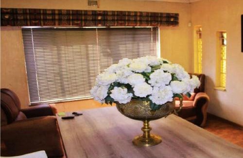 New Redruth House | Budget-Friendly Stay at NSK Guest House with Hot Tub