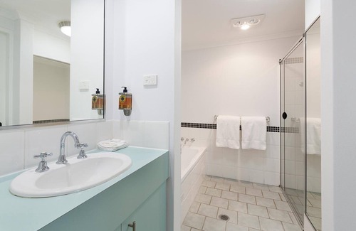Pokolbin Bed & Breakfast | Tranquil Nu Leaf Retreat: 4-Star Escape with Spa & Pool