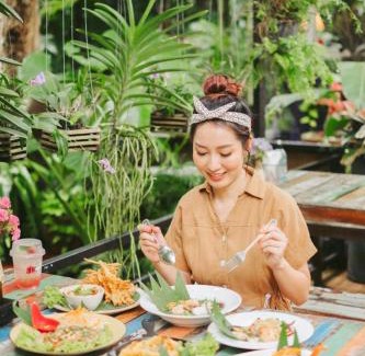 Cherngtalay Bed & Breakfast | Relax at Nua Tone Resort Bang Tao with Oceanfront Dining