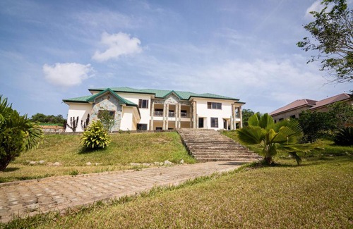 Cape Coast House | Discover Nuach Bayit: Family-Friendly Stay with Pool