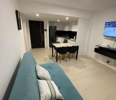 La Perla Apartment | Stylish 2-Bedroom Stay at Royal Park, Near the Beach