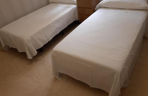 La Calzada Apartment | Modern and Bright Hotel with Free Parking - 4-Star Stay!