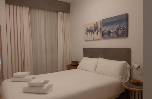 La Calzada Apartment | Modern and Bright Hotel with Free Parking - 4-Star Stay!