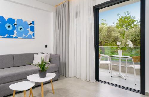Thasos Town Hotel | Pet-Friendly Nuevo Suites with Pool and Ocean Views