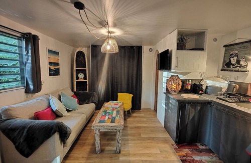 Les Avirons Apartment | Ocean View Studio with Private Jacuzzi in Tropical Oasis