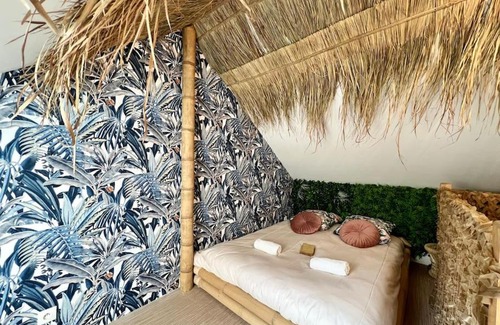 Souppes-sur-Loing Apartment | Escape to Nuit dans la jungle - Unique Love Room Stay