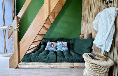 Souppes-sur-Loing Apartment | Escape to Nuit dans la jungle - Unique Love Room Stay