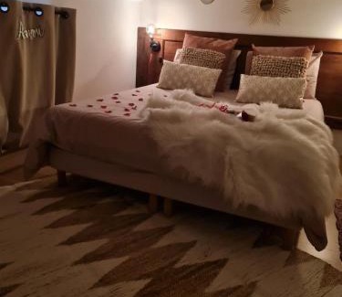 Pont-de-Veyle Apartment | Romantic Escapade Veyloise with Spa & Champagne Experience