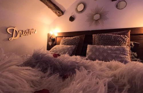 Pont-de-Veyle Apartment | Romantic Escapade Veyloise with Spa & Champagne Experience