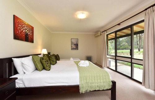 Nulkaba House | Central Nulkaba Escape: Walk to Zoo and Nearby Wineries