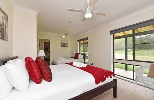 Nulkaba House | Central Nulkaba Escape: Walk to Zoo and Nearby Wineries