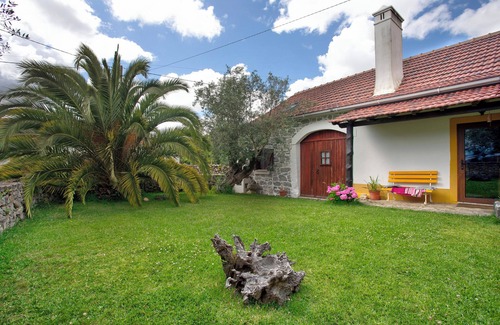 Porto de Mos Apartment | Relax at Casa Do Largo - Piso 1 with Garden & Wi-Fi