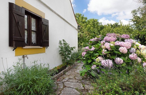 Porto de Mos Apartment | Relax at Casa Do Largo - Piso 1 with Garden & Wi-Fi