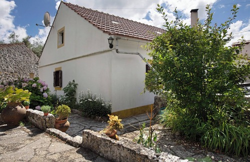 Porto de Mos Apartment | Relax at Casa Do Largo - Piso 1 with Garden & Wi-Fi